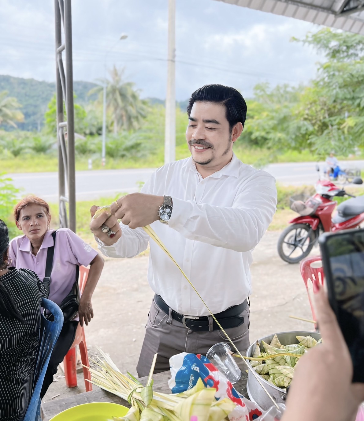 ร่วมทำขนมต้มกับพี่น้องประชาชน หมู่ที่ 2 บ้านคลองห้วยบ่า