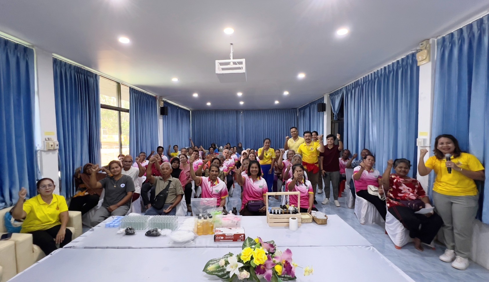 กิจกรรมที่ 5 กิจกรรมส่งเสริมอาชีพทำน้ำมันเหลือง ลูกประคบ