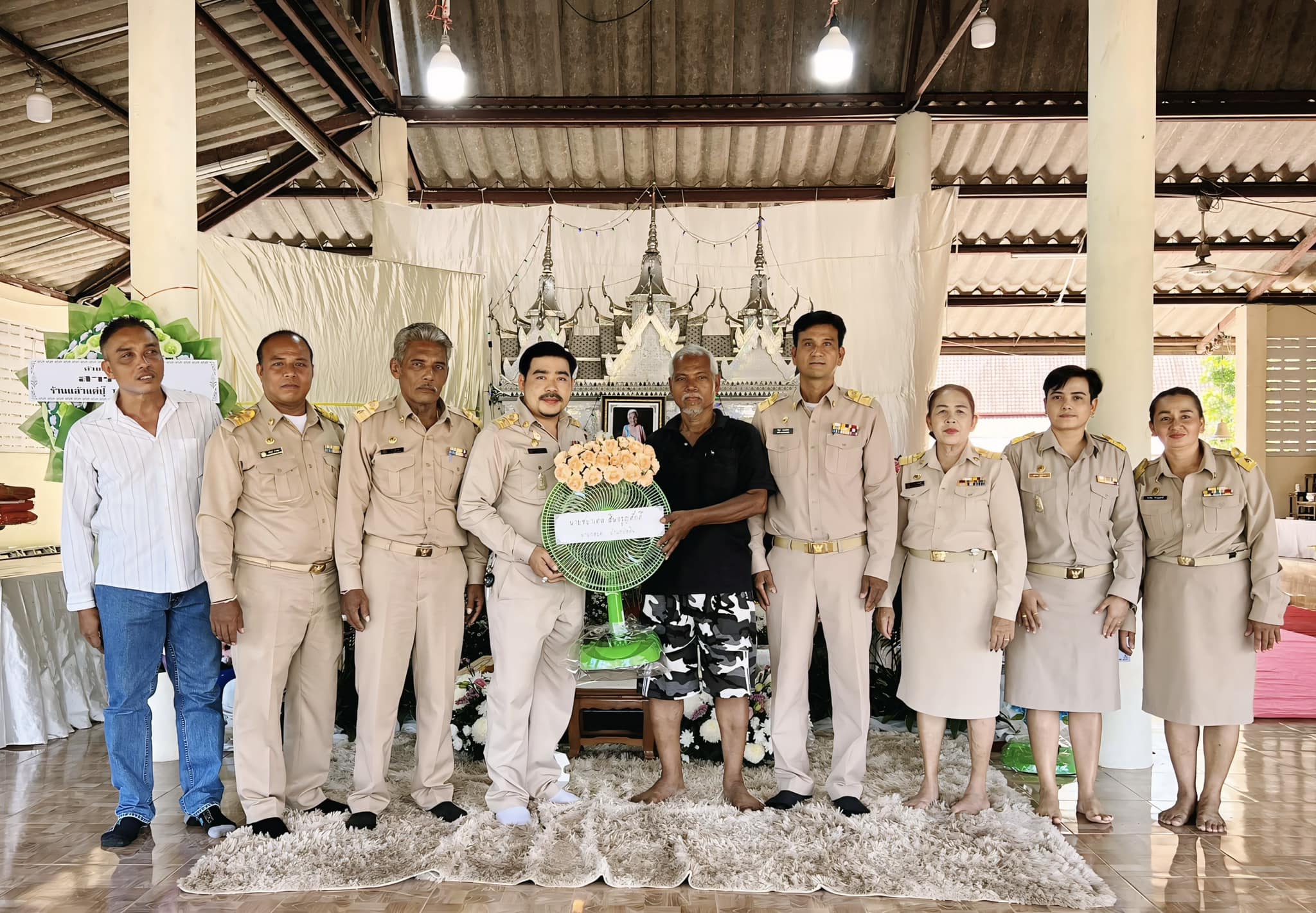 วางพวงหรีดแสดงความเสียใจให้แก่ครอบครัว นางพัว ทองคง