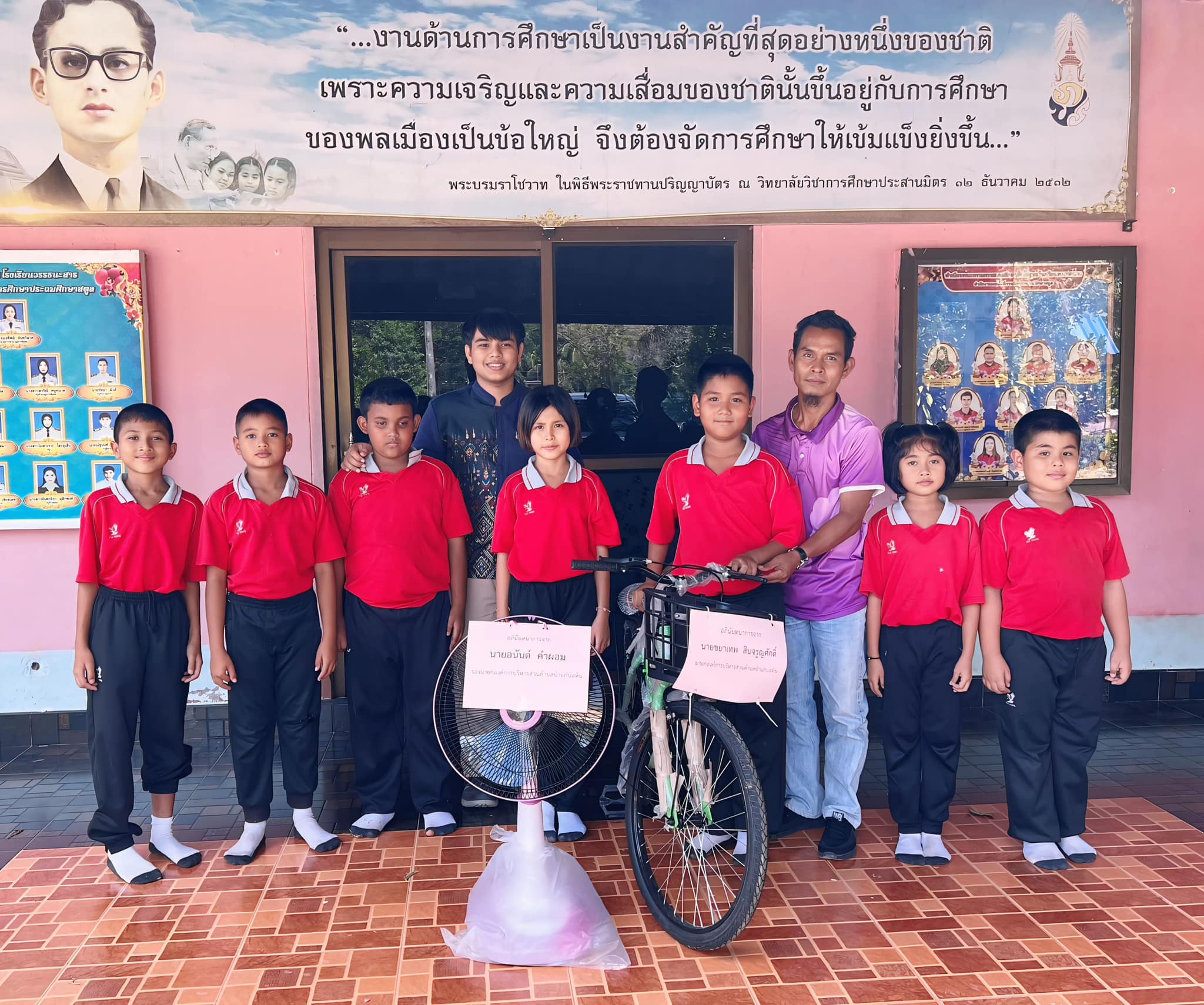 มอบของขวัญให้กับเด็กๆ โรงเรียนวรรธนะสาร จังหวัดสตูล เนื่องในกิจกรรมวันเปิดโลกวิชาการ ประจำปี 2568