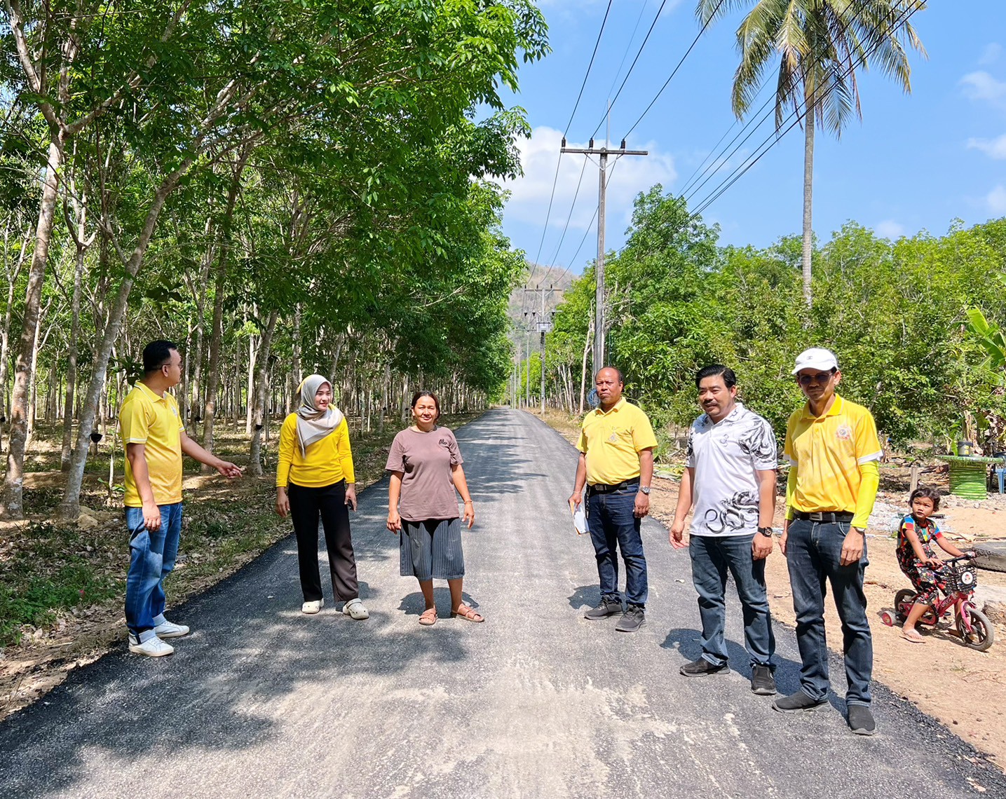 ลงพื้นที่ติดตามการก่อสร้างถนน หมู่ที่ 4 บ้านขุมทรัพย์ ตำบลป่าแก่บ่อหิน อำเภอทุ่งหว้า จังหวัดสตูล