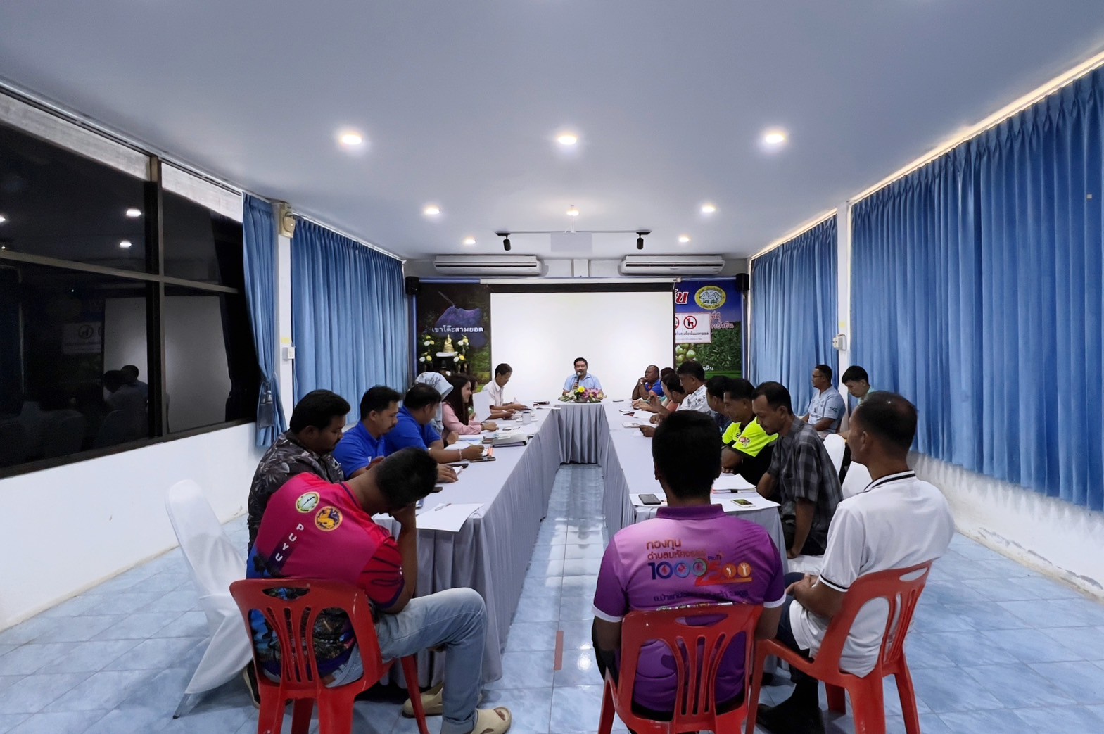 ประชุมแนวทางการทำงานขององค์การบริหารส่วนตำบลป่าแก่บ่อหิน