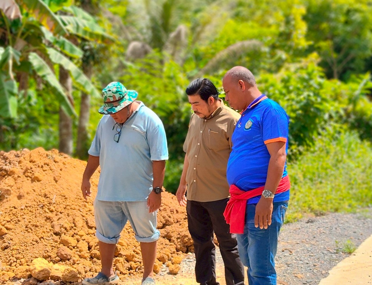 ลงพื้นที่ดำเนินการขุดวางท่อคูระบายน้ำ เพื่อแก้ไขปัญหาให้กับประชาชน