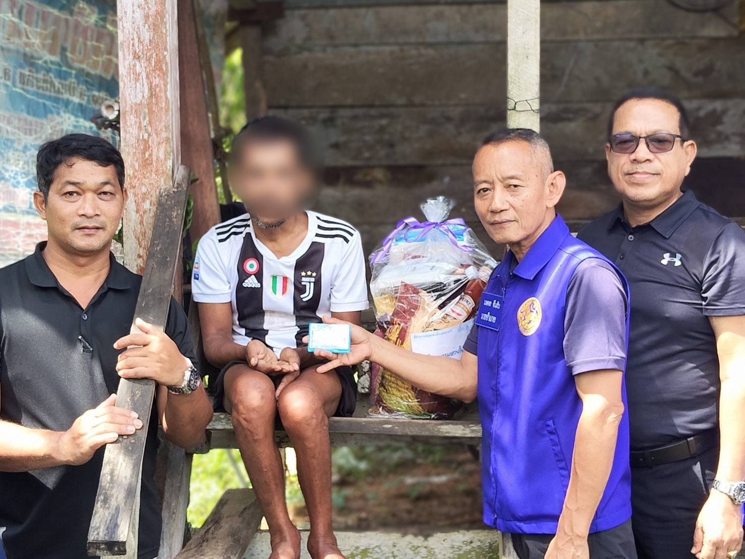 ลงพื้นที่ออกหน่วยบริการจัดทำบัตรประจำตัวประชาชนนอกสถานที่ให้กับผู้ป่วยติดเตียง ผู้สูงอายุ และผู้พิการไม่สามารถเคลื่อนย้ายได้ในเขตตำบลป่าแก่บ่อหิน