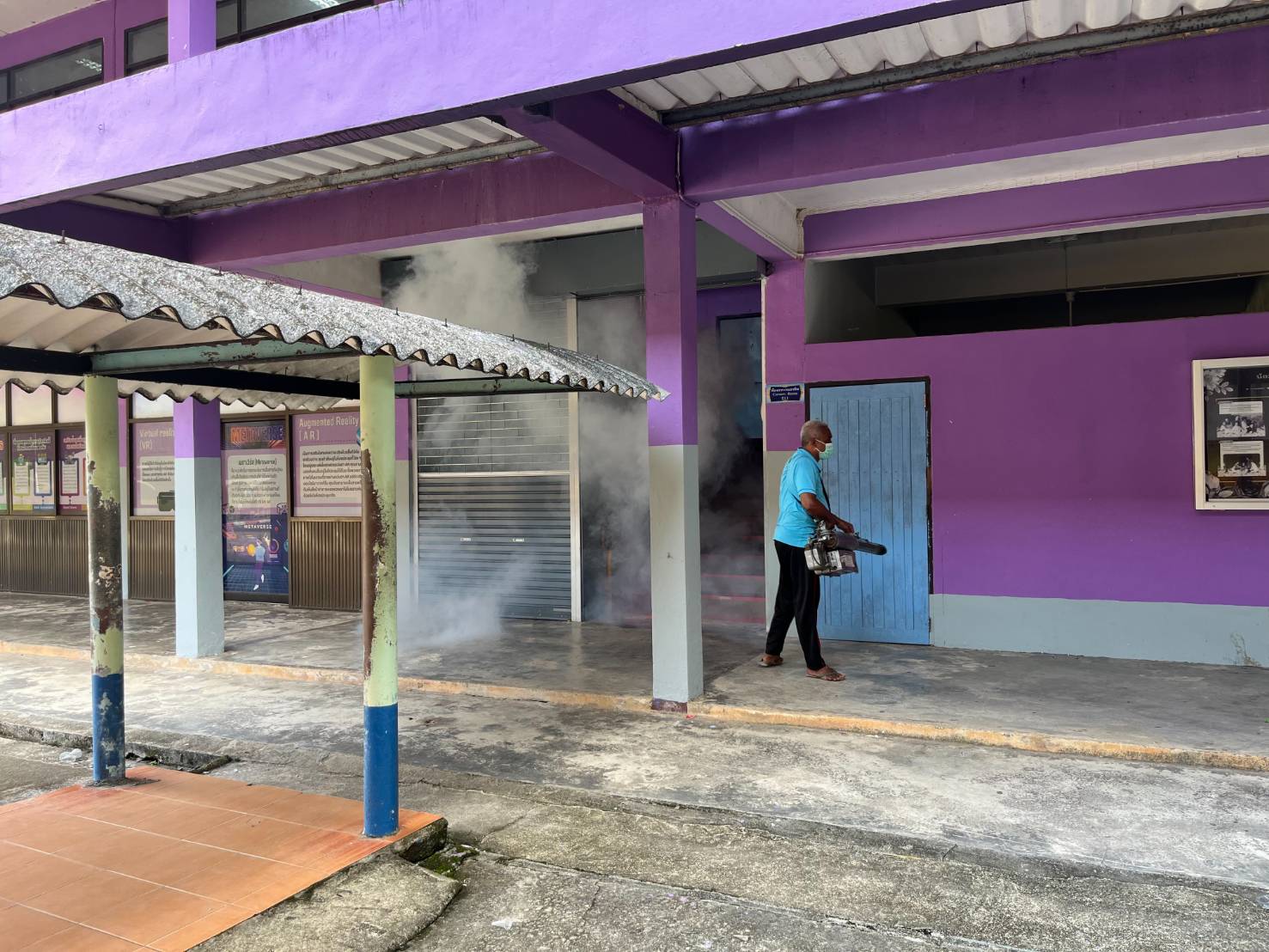ลงพื้นที่พ่นหมอกควันกำจัดยุงลาย โรงเรียนบ้านป่าแก่บ่อหินและโรงเรียนทุ่งหว้าวรวิทย์